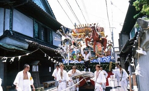 筑前木屋瀬祇園祭｜赤・青の山笠が走る！宿場町に響く勢い太鼓